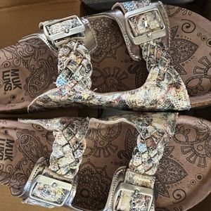 Muk Luks slip on sandals woman’s sz 10
